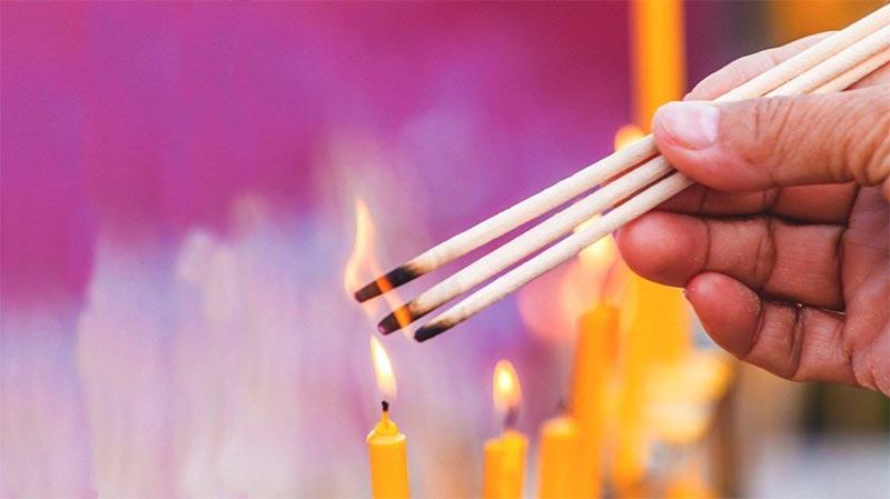 Thắp nhang là một hoạt động truyền thống tâm linh của người Việt